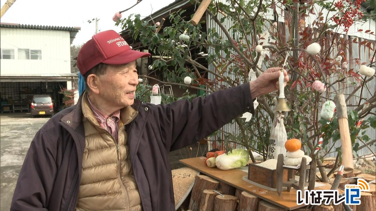 箕輪町の向山さん　ほんだれ様飾る