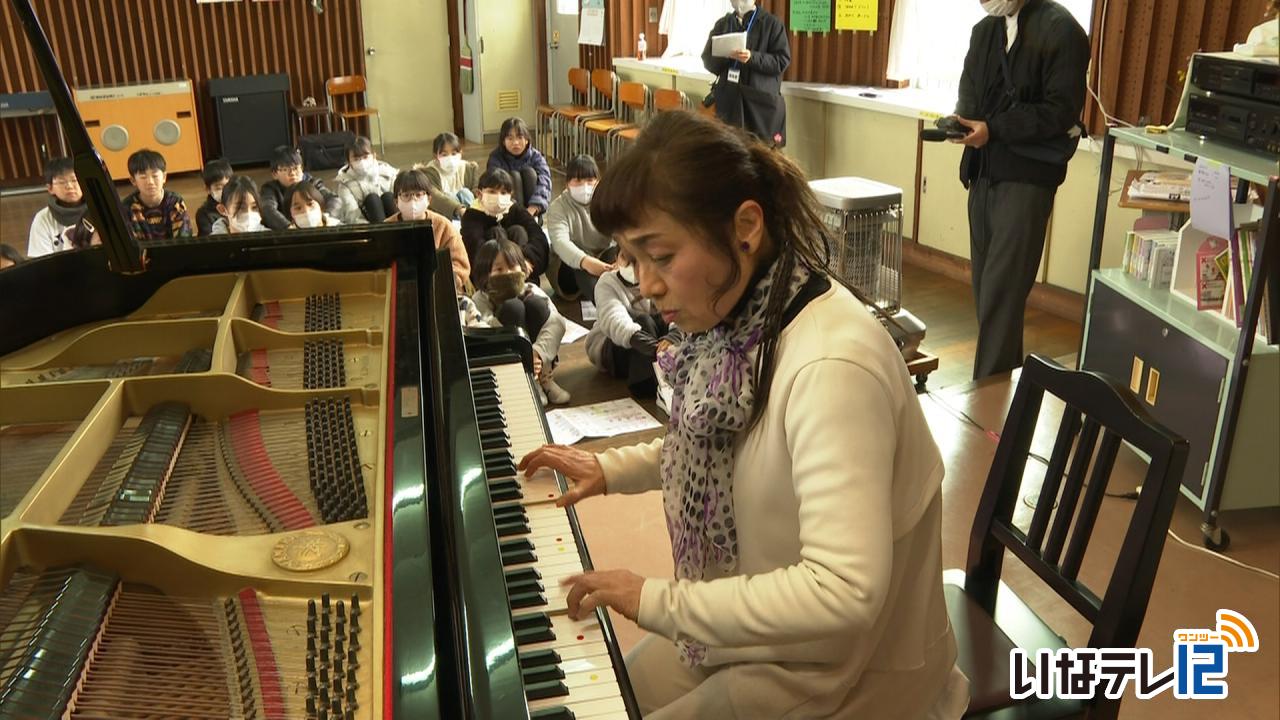 平澤真希さん　出張ミニコンサート