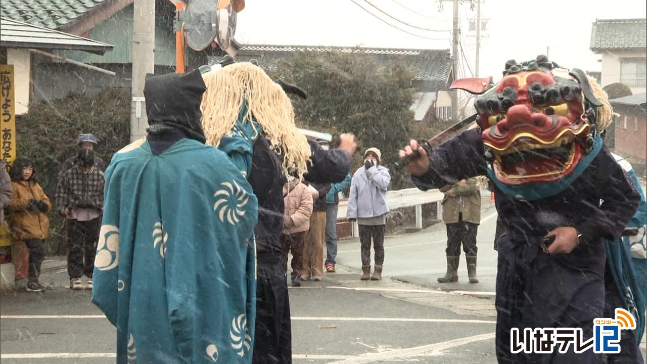 地区の安泰願う中曽根の獅子舞