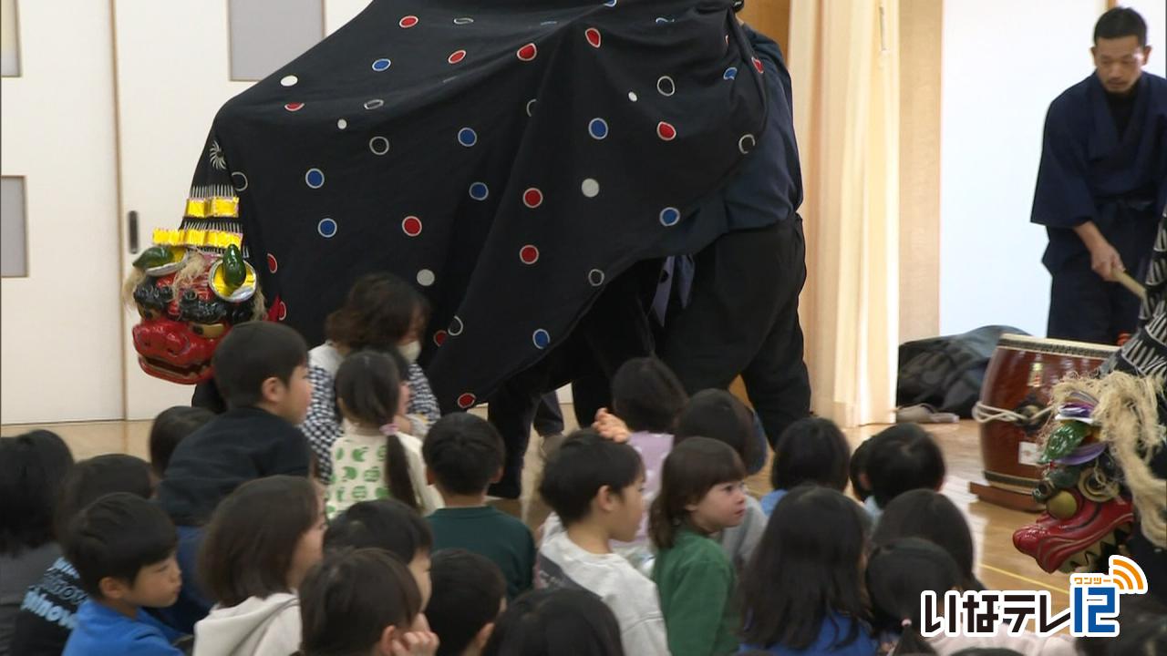 園児が羽広の獅子舞を鑑賞