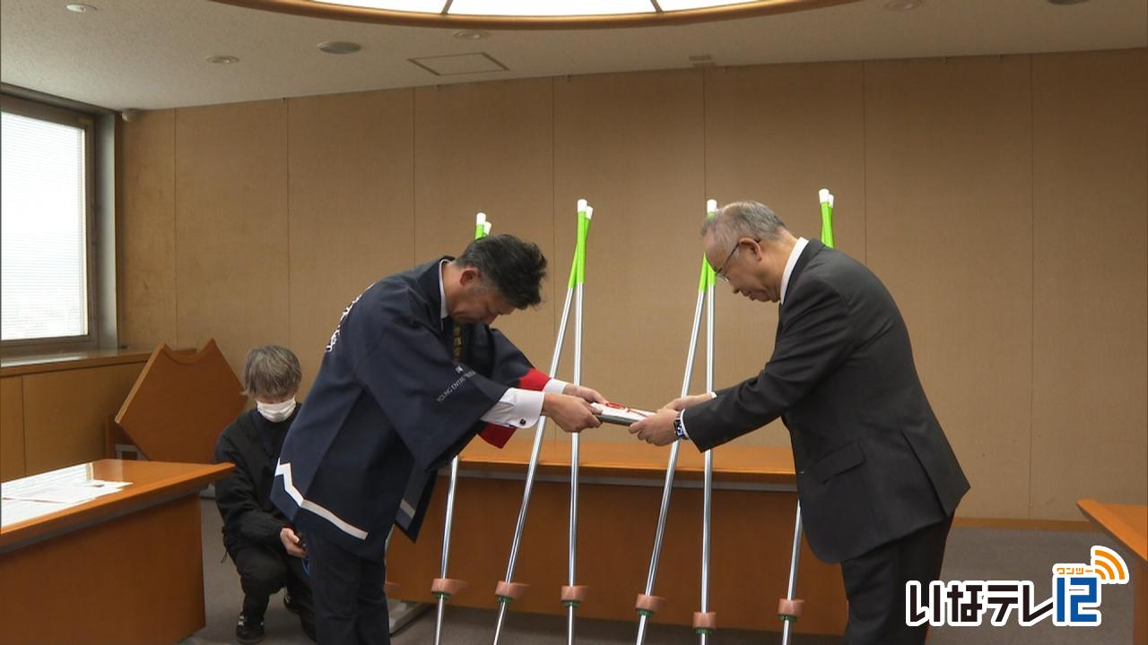 伊那商議所青年部 市内全ての小学校に竹馬寄贈