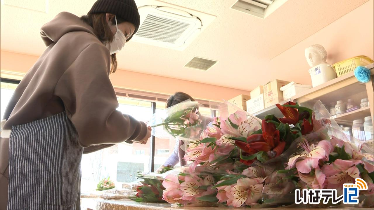 箕輪町 姉妹都市の園児に花束贈る