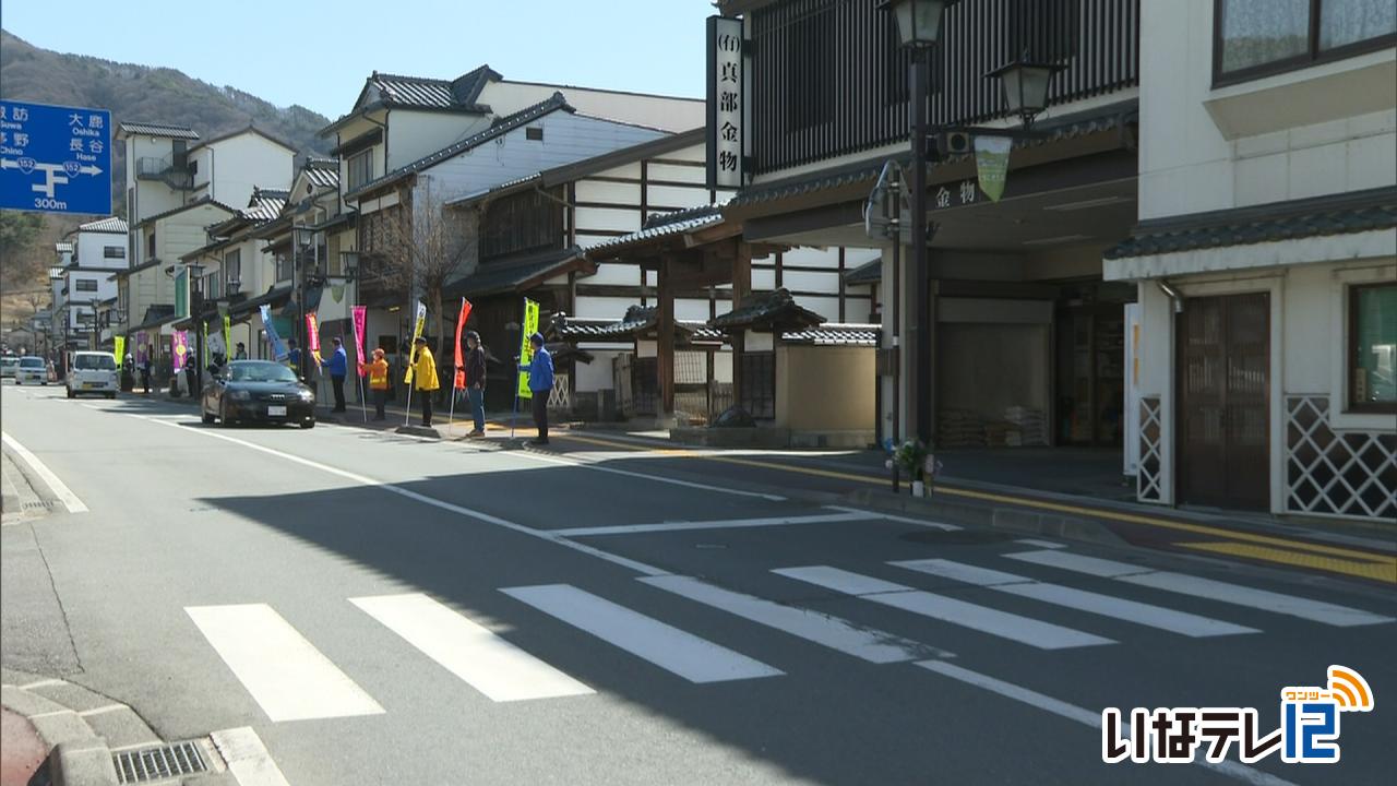 交通死亡事故の現場で街頭啓発