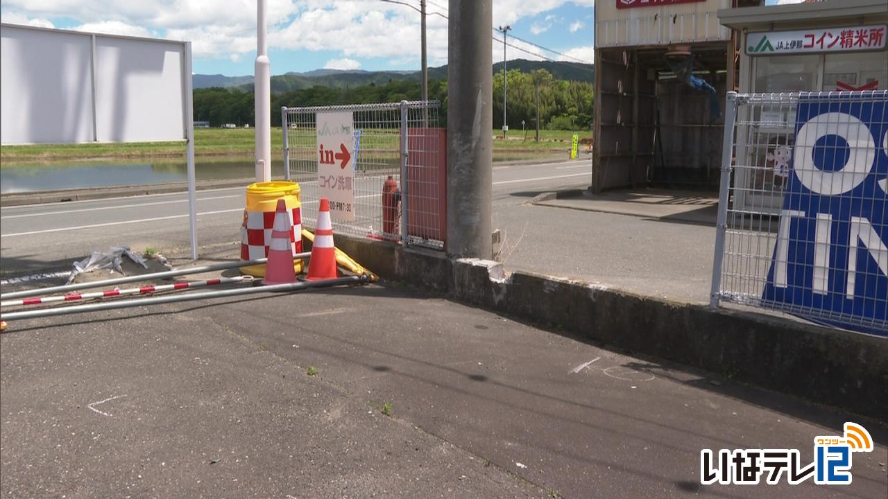 車がフェンスに衝突　男性大けが