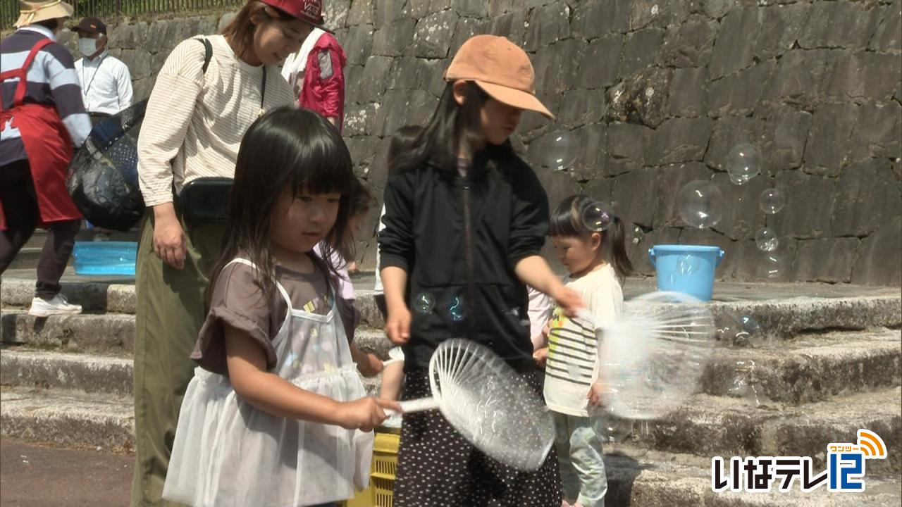 高遠町図書館　親子でシャボン玉遊び