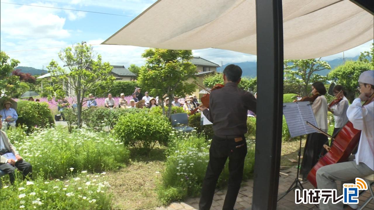 伊那市美篶の矢島さん宅で木陰演奏会