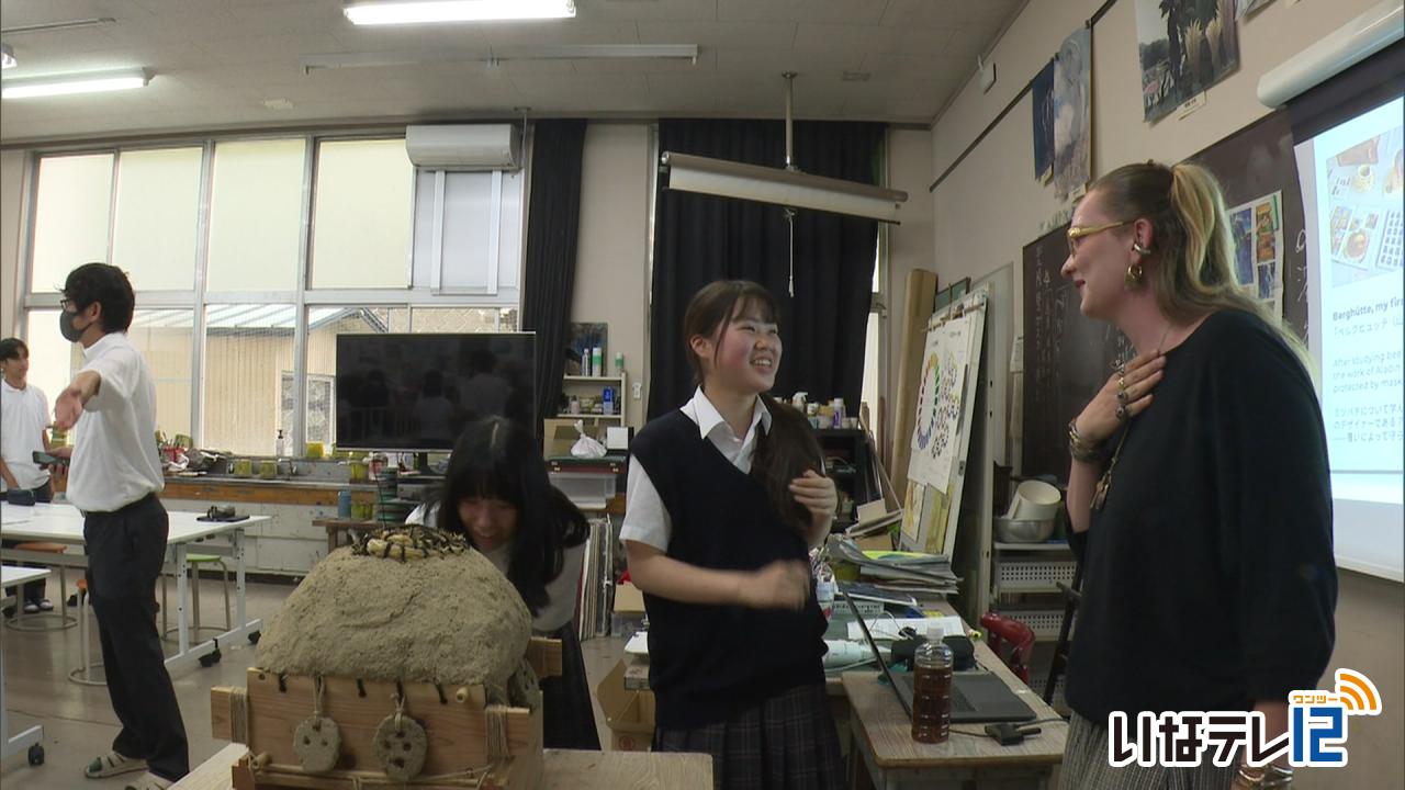 フランス出身ローレットゥさん　高遠高校で特別授業