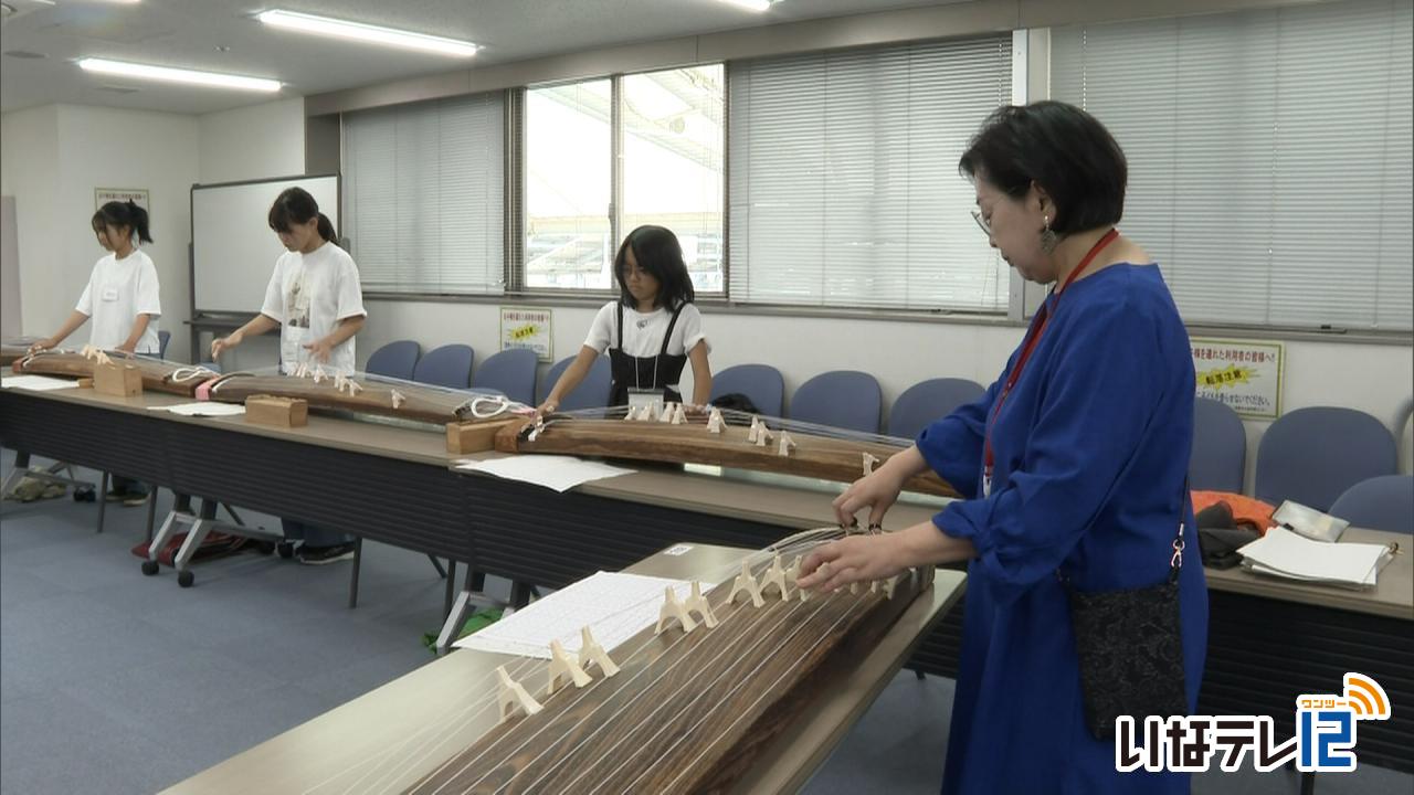 ジュニア和楽器講座開講 筝や尺八を練習