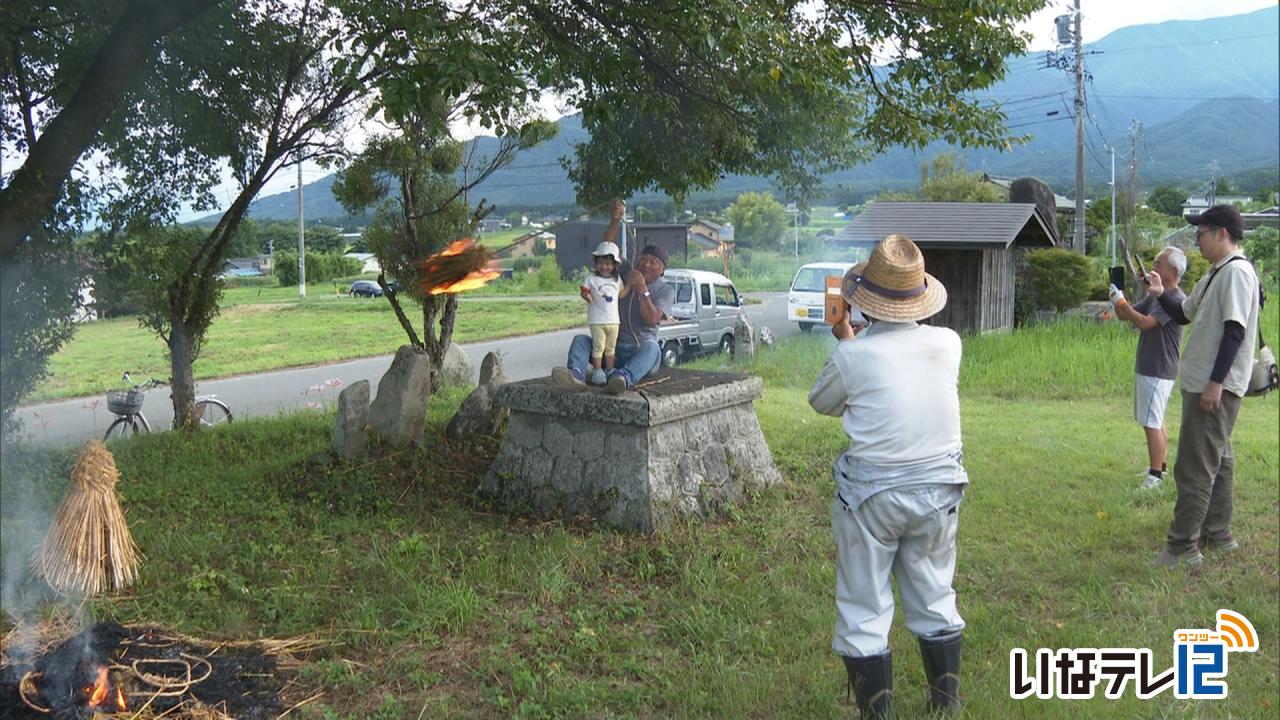 くらし・話題｜西箕輪上戸　先祖の霊を送る振り万灯