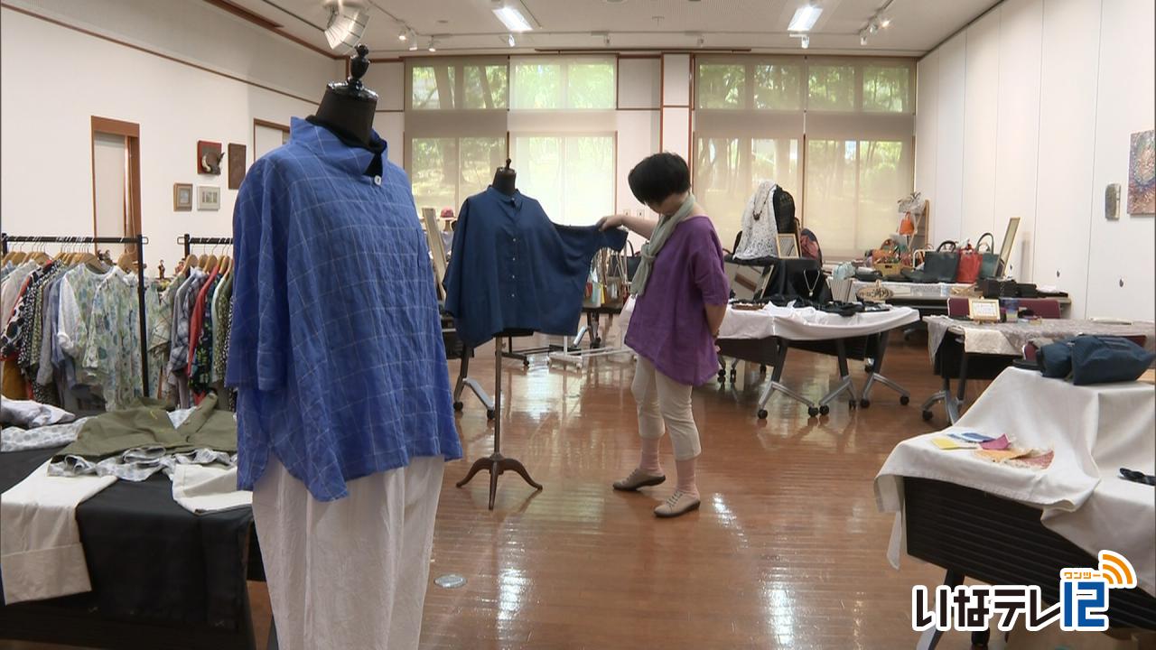 すず風はこぶ「木染月展」　約６００点展示