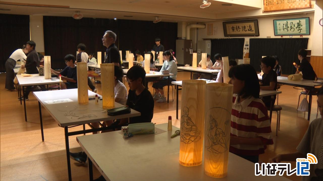 高遠小５・６年生　経木の燈籠づくり
