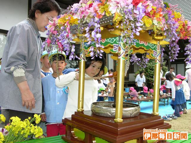 東伊那保育園児が花祭り