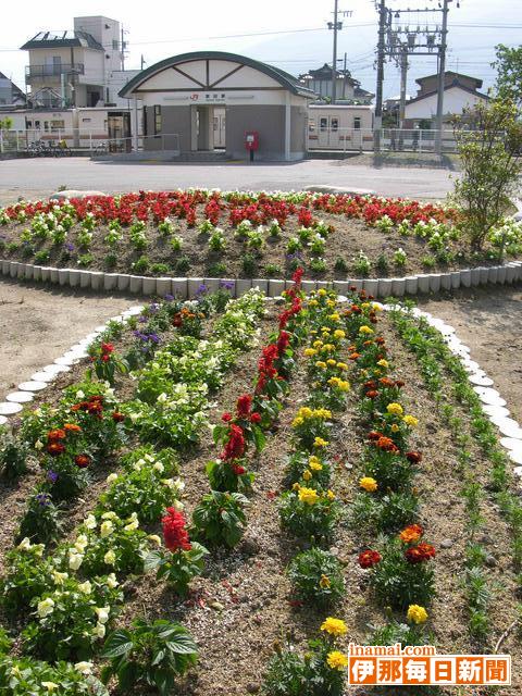 駅前が花でパッと<br>住民手づくりの広場が完成