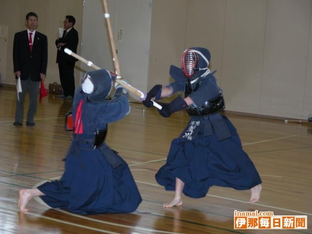 進徳館の日記念少年剣道大会小中学生30人熱戦