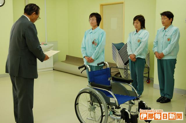 中部電力検針集金労働組合飯田地方本部女性委員会がプルプルタブで購入した車いすを伊那市社協へ寄贈