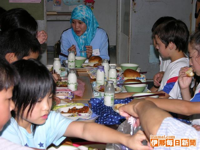 インドネシア青年らが小学校訪問