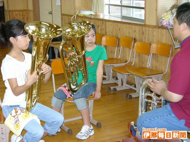 駒ケ根市民吹奏楽団が小学生を指導