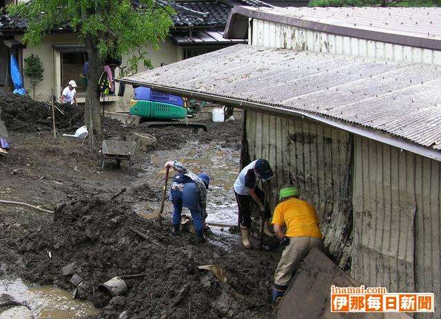 災害復興支援重点日<br>北小河内中村地区でボランティアが作業