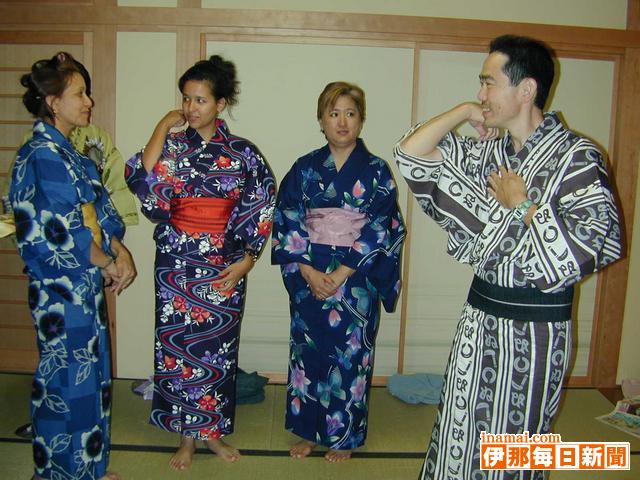 日本語教室受講者が浴衣の着付けに挑戦